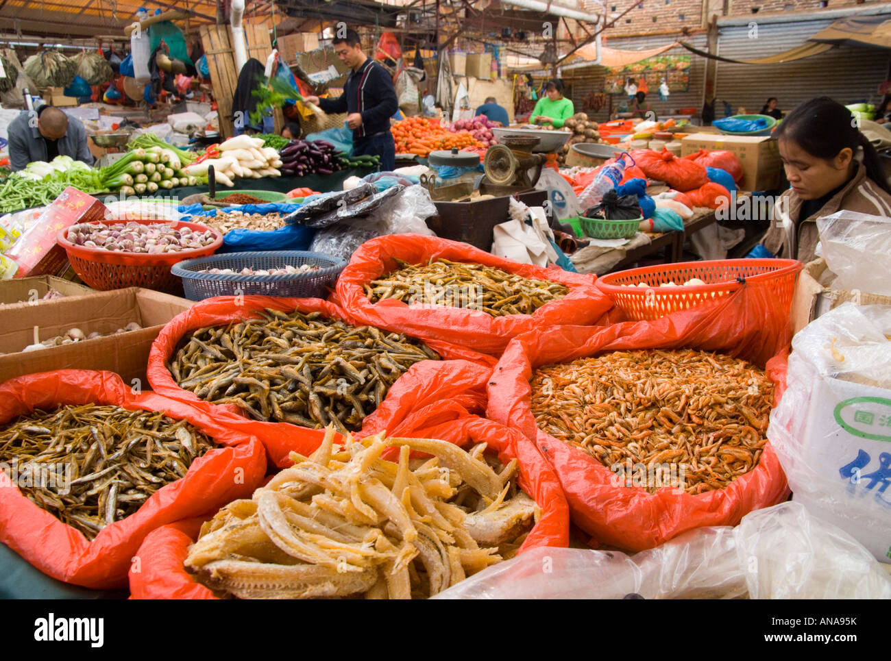 China-Guangxi-Yuangshuo lokale Speisen Marktstand getrocknete Fische Stockfoto