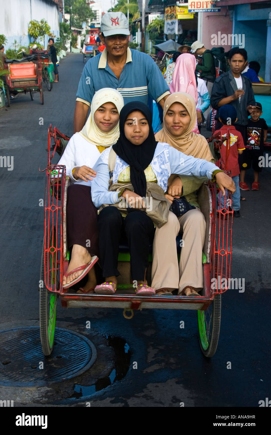 Drei muslimische Mädchen reiten in einem Becak-Rikscha Yogyakarta Java Indonesien Stockfoto