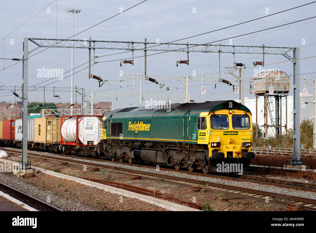 Freightliner Class 66-Diesellok ziehen intermodalen Güterzug bei Rugby, England, UK Stockfoto