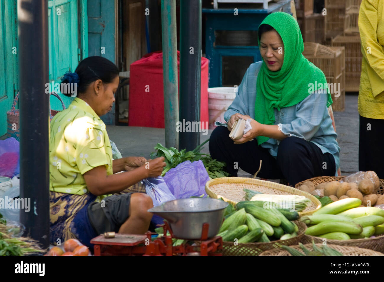 Muslimische Frau Kauf Produkte in den Markt Yogyakarta Java Indonesien Stockfoto