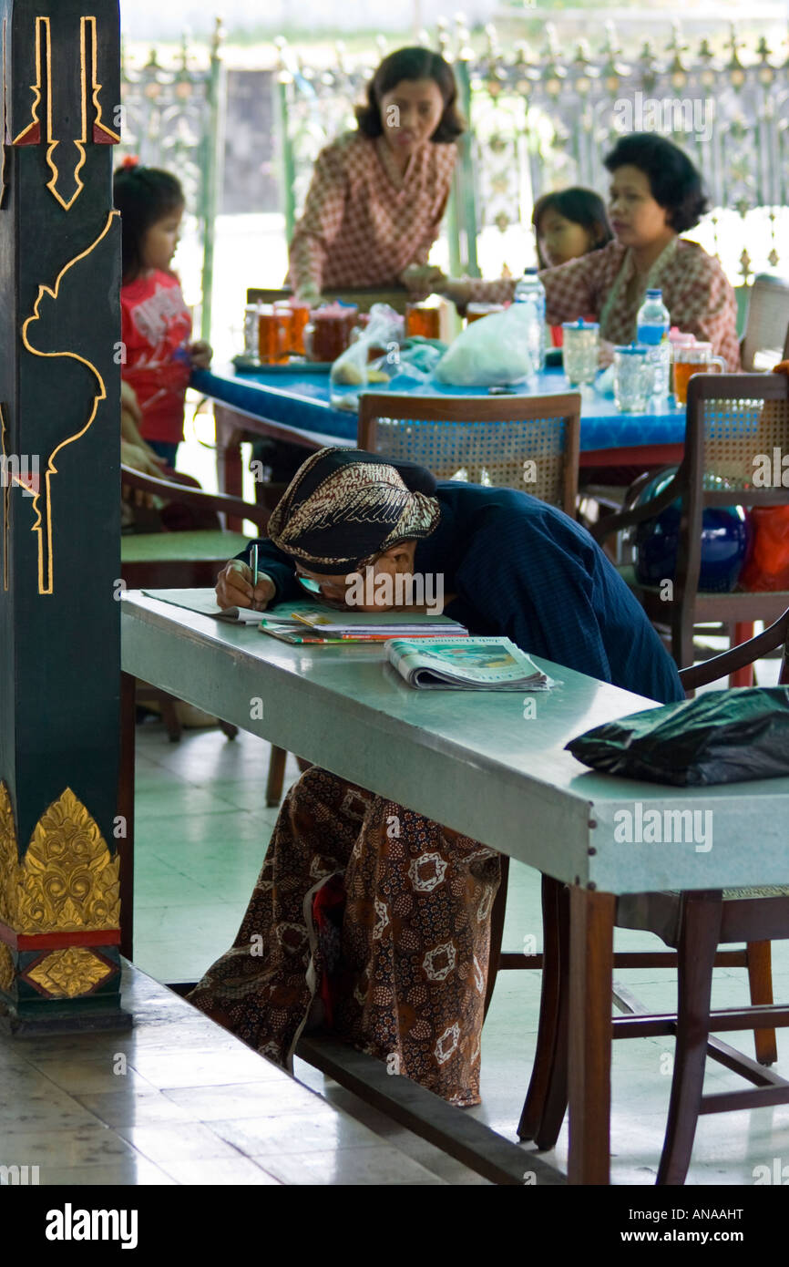 Ältere Mann studieren Kraton oder Sultan Palace Yogyakarta Java Indonesien Stockfoto