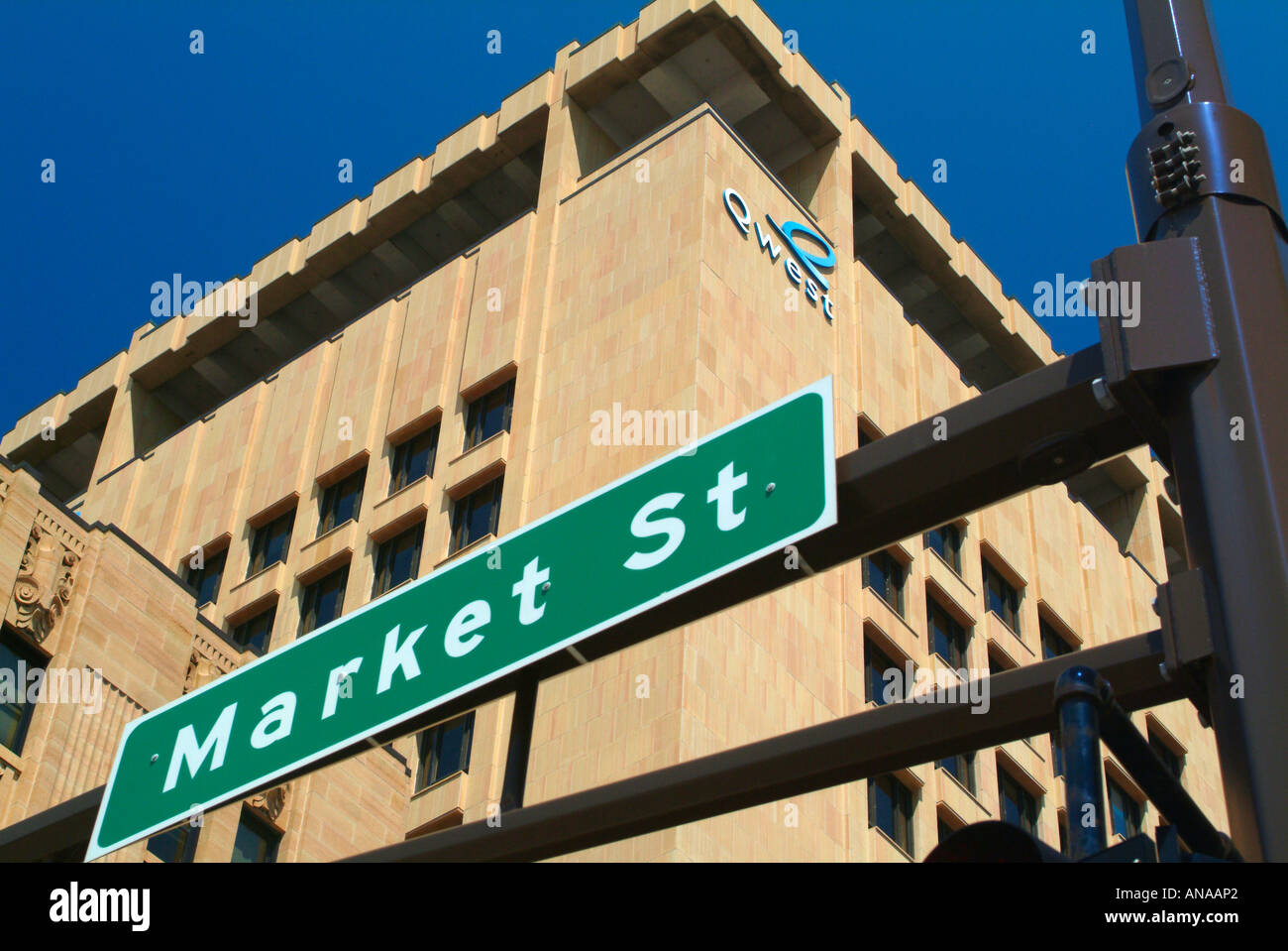 Qwest Gebäude und Straßenschild Gantry in St. Paul Minnesota USA Stockfoto
