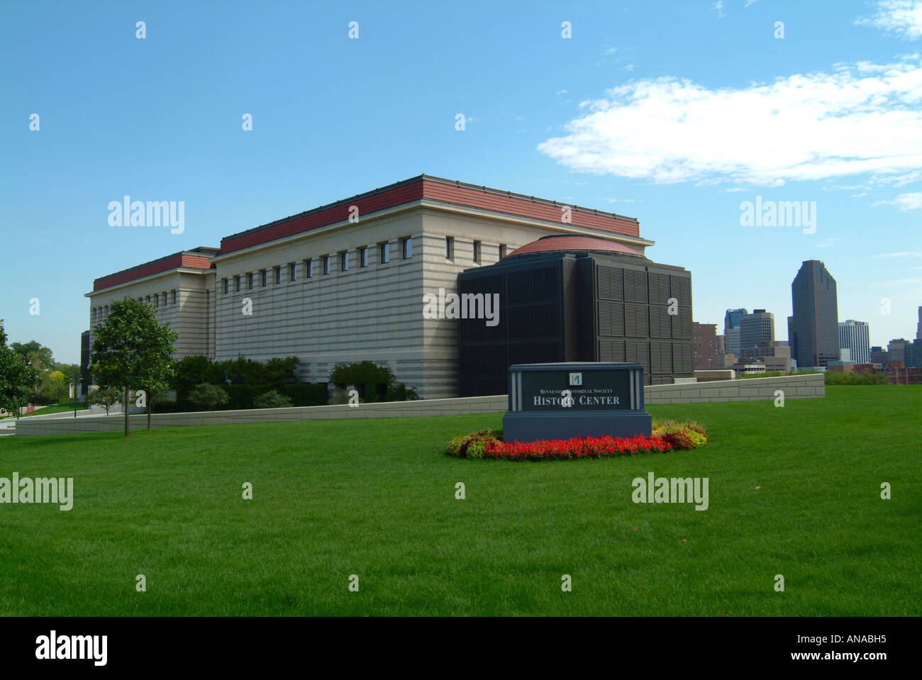 Das Minnesota historische Gesellschaft Geschichte Center-Gebäude in St. Paul Minnesota USA mit St Paul Skyline im Hintergrund Stockfoto