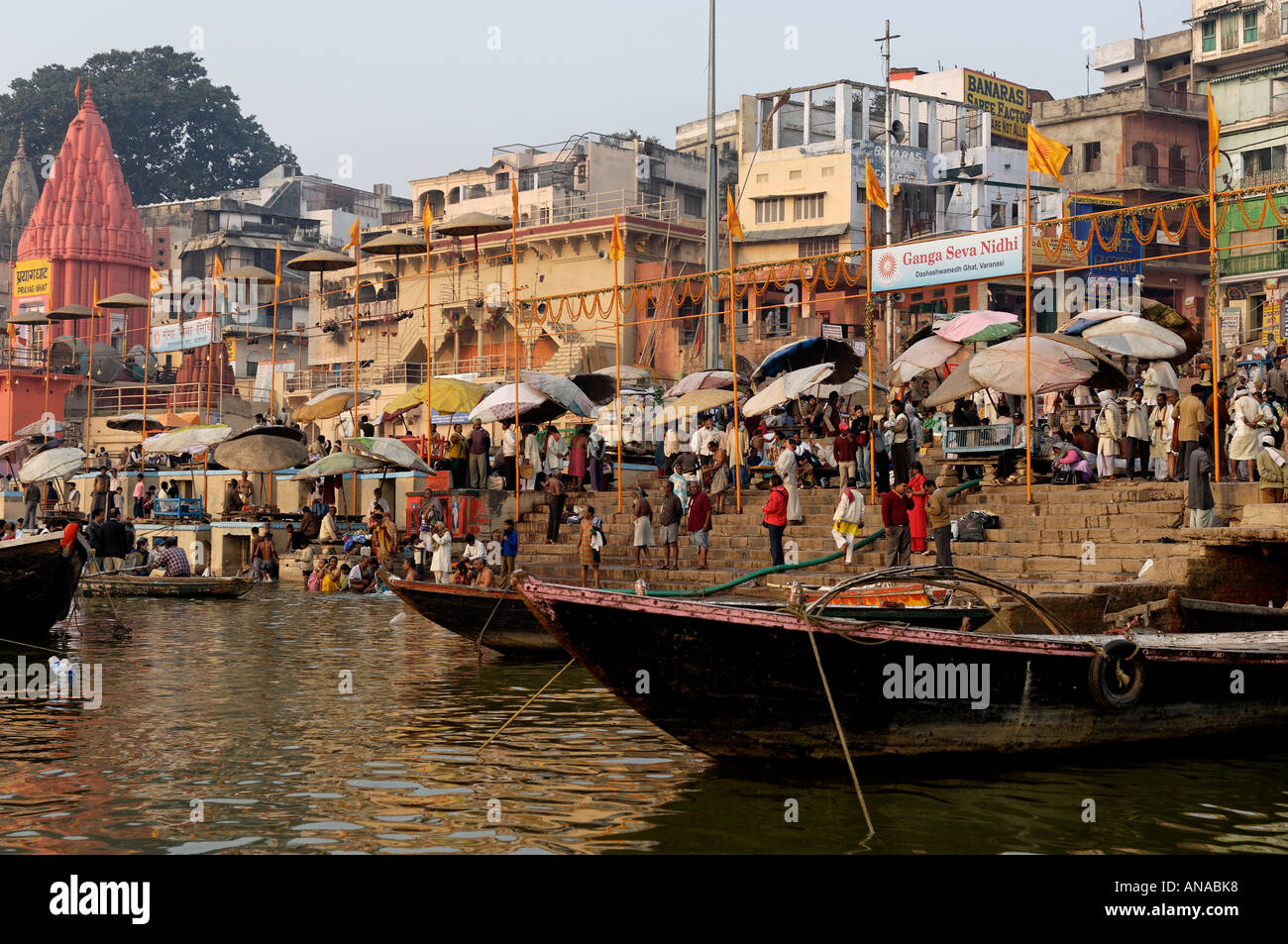Überfüllten Ghat am Ganges, Varanasi Stockfoto