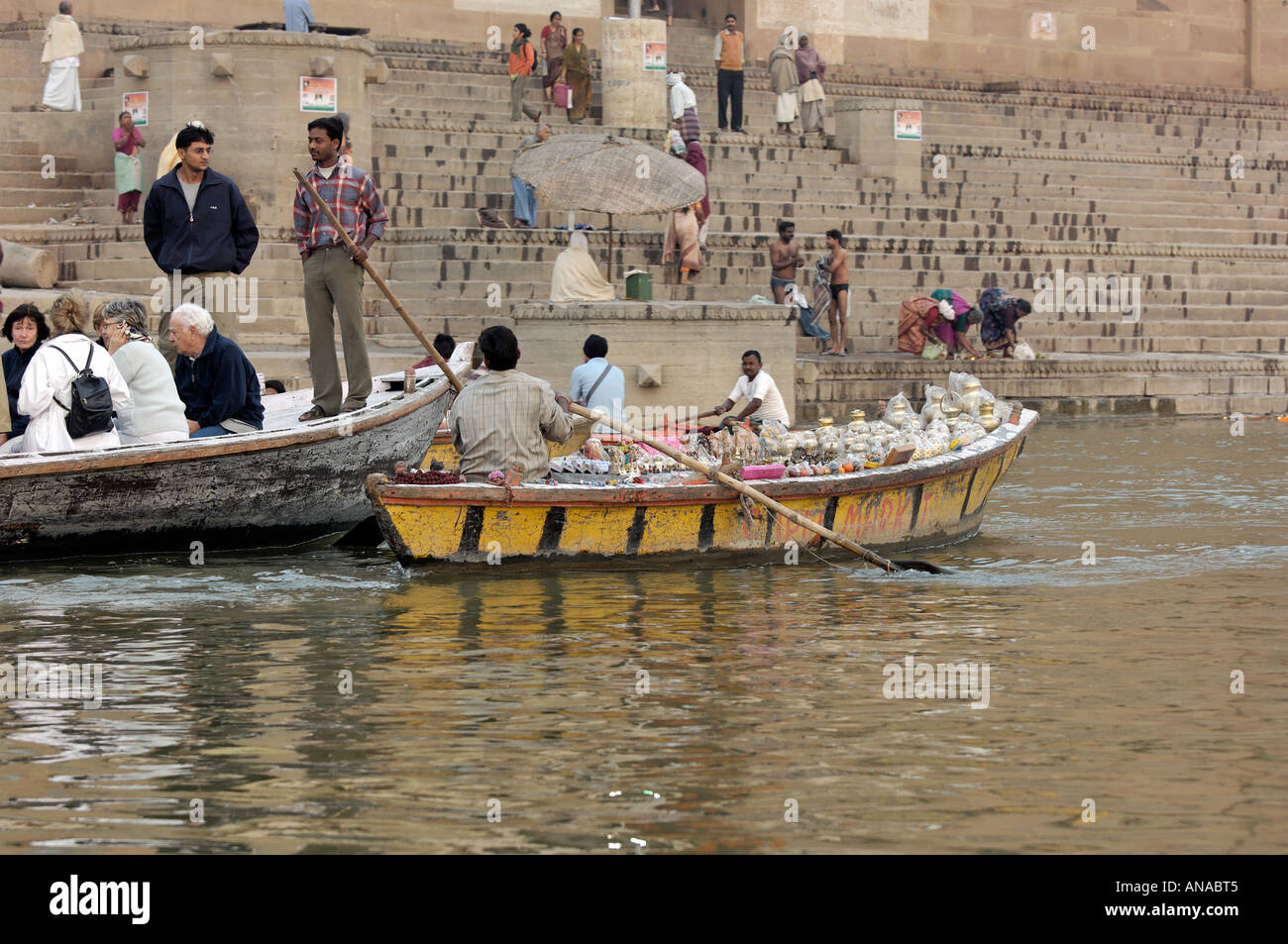 Verkäufer am Ganges in Varanasi Stockfoto