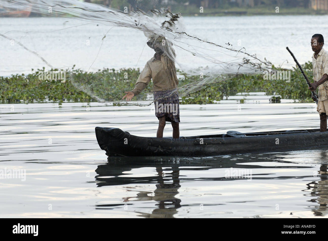Fischer vor dem Taj Malabar Hotel gießen Stockfoto