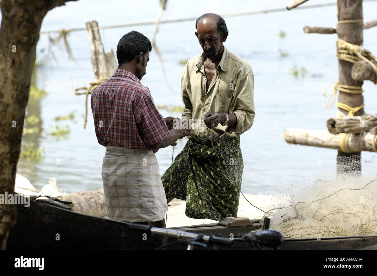 Fischer ihre Netze, Fort Kochin vorbereiten Stockfoto