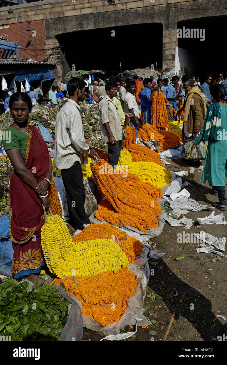 Händler Line-up auf dem Blumenmarkt in Kolkata Stockfoto