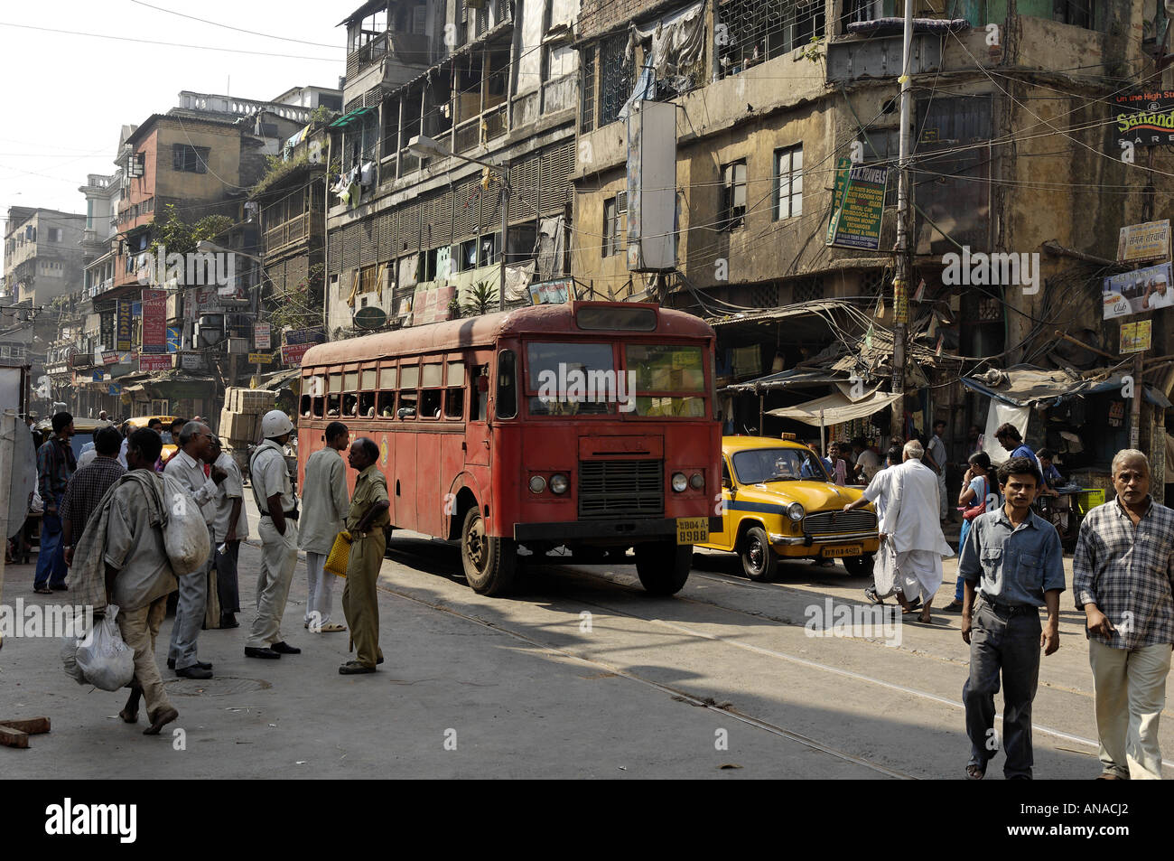 Einen Bus in den Seitenstraßen von Kolkata (Kalkutta) Indien Stockfoto