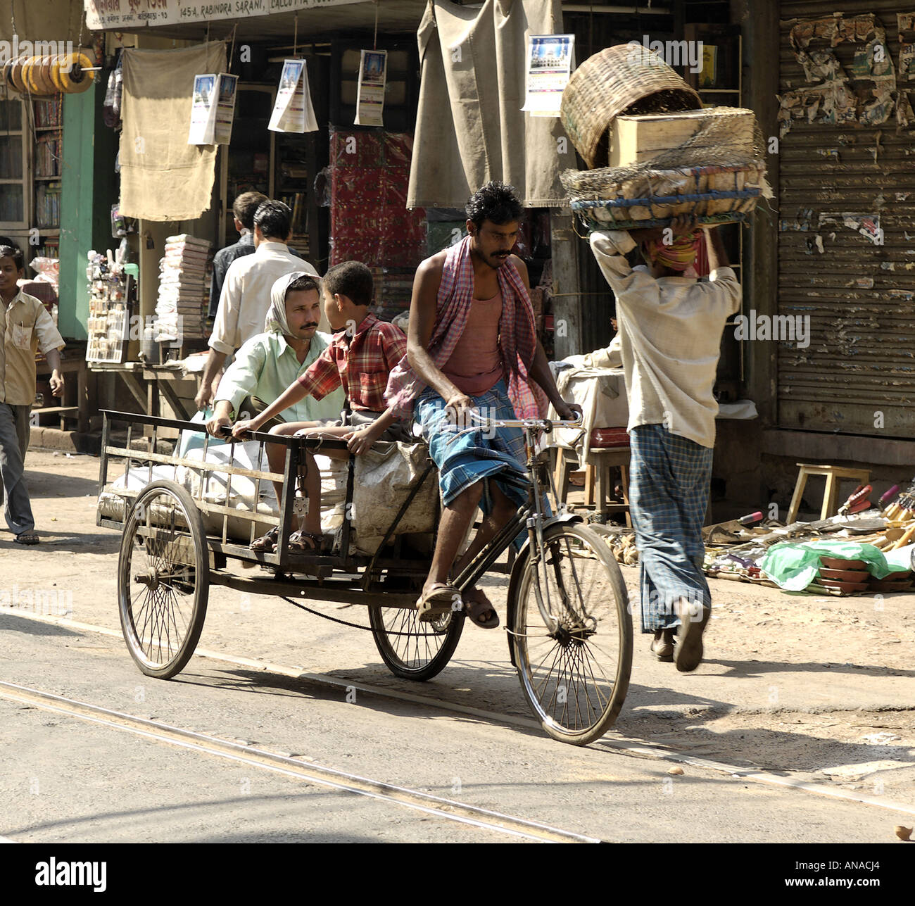 Zyklus-Wagen, die Transport von Menschen rund um den Seitenstraßen von Kolkata (Kalkutta), Indien Stockfoto