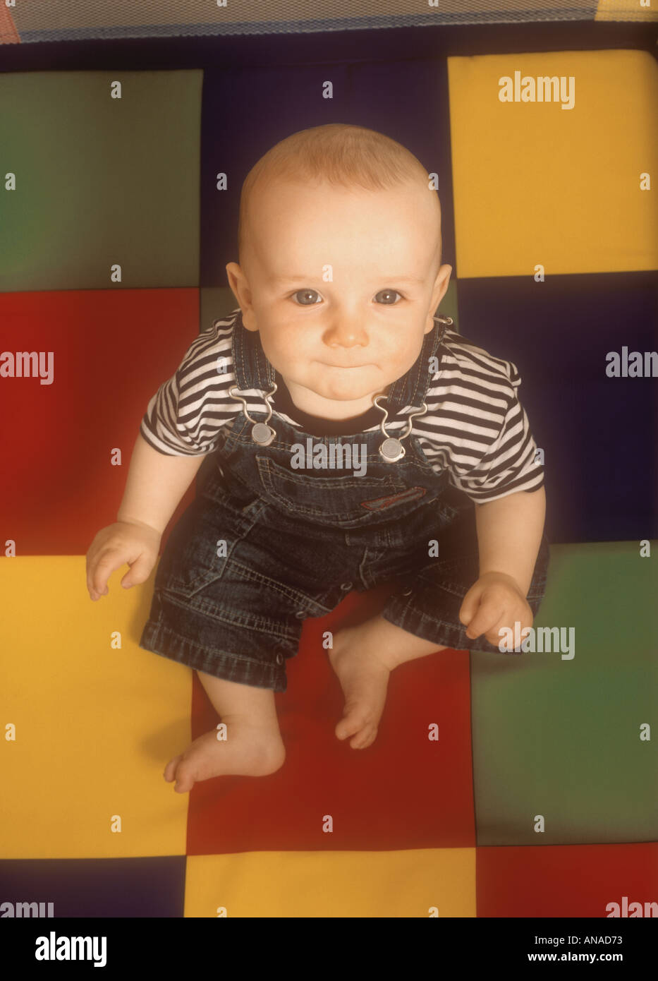 Baby-Sitter in einen Laufstall blickte zu Kamera Stockfoto