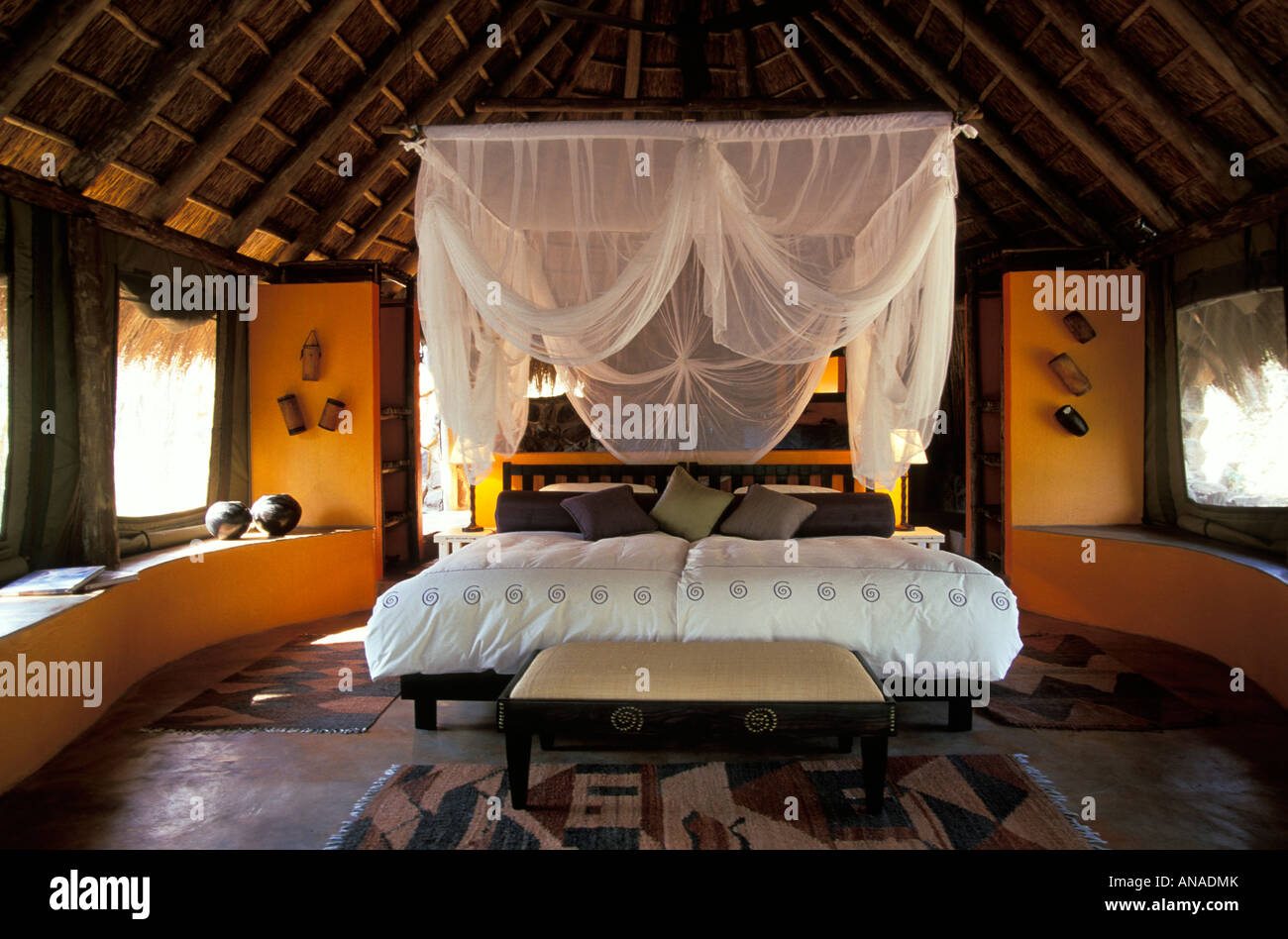 Eines der Schlafzimmer in Jaci Lodge, eingerichtet mit einem Himmelbett Himmelbett mit drapierten Moskitonetz Stockfoto