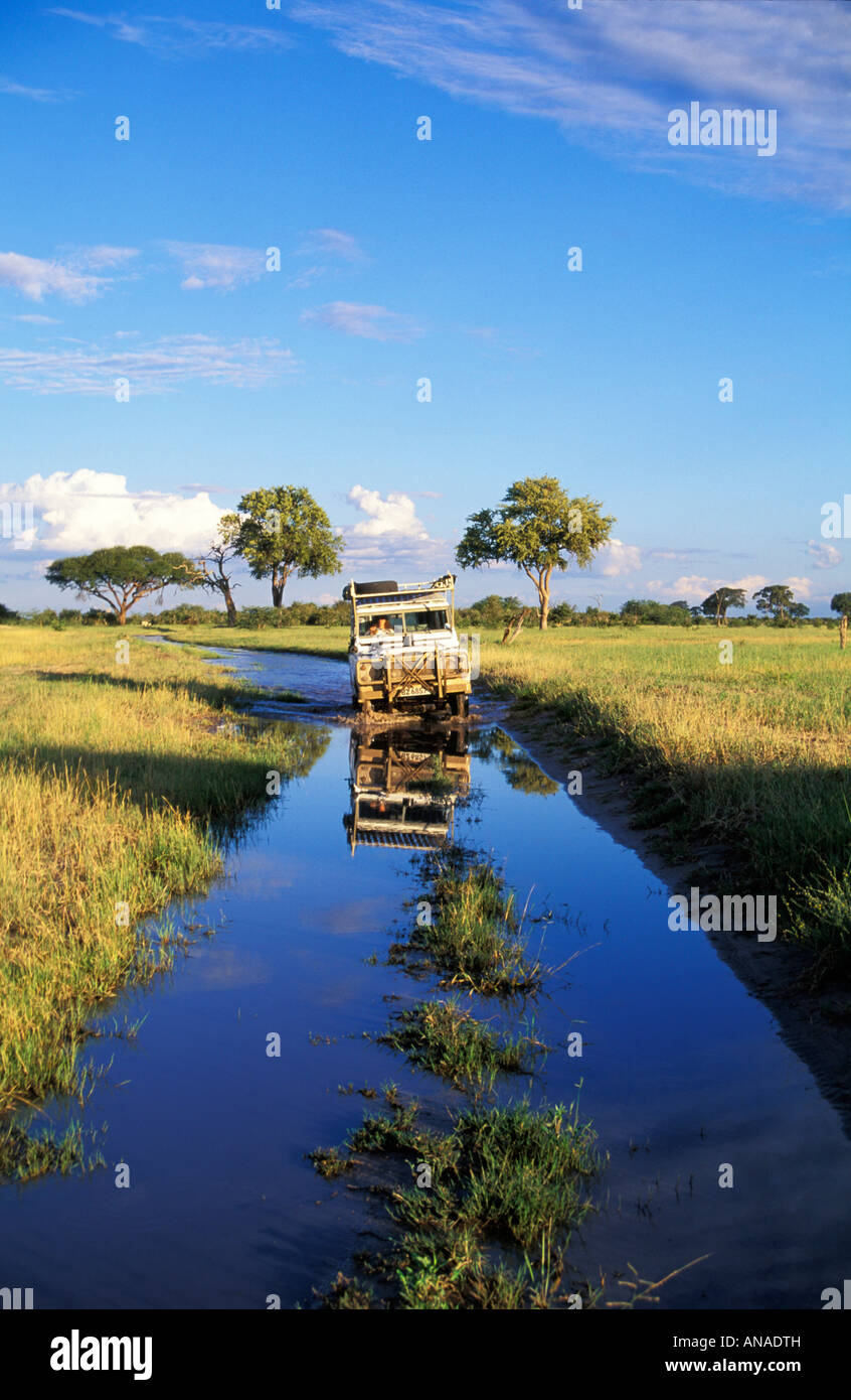 Landrover auf überfluteten Strecke nach Regen in Chobe Stockfoto