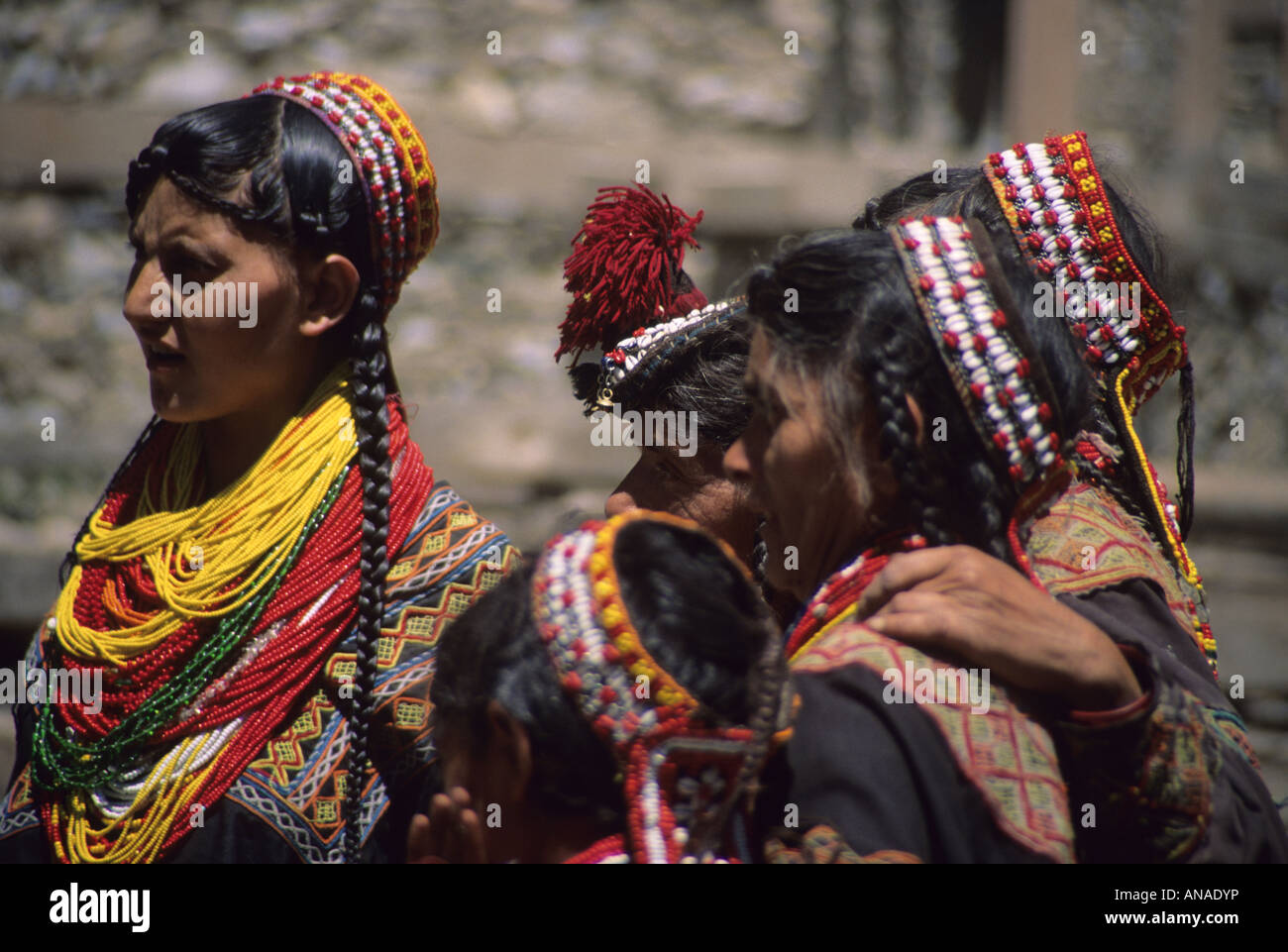 Pakistan Chitral Local Caption kleiden die Hindukusch Kailash Stamm Frauen in Tribal Stockfoto