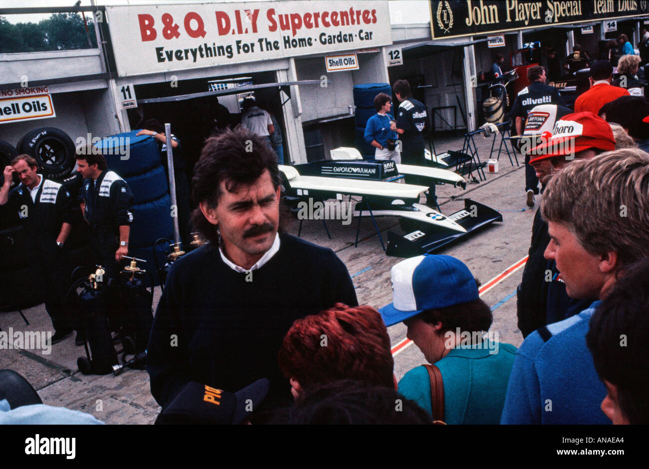 Gordon Murray in den Gruben in Brands Hatch als er Design-Chef von Brabham Formel 1 der 1980er Jahre war Stockfoto