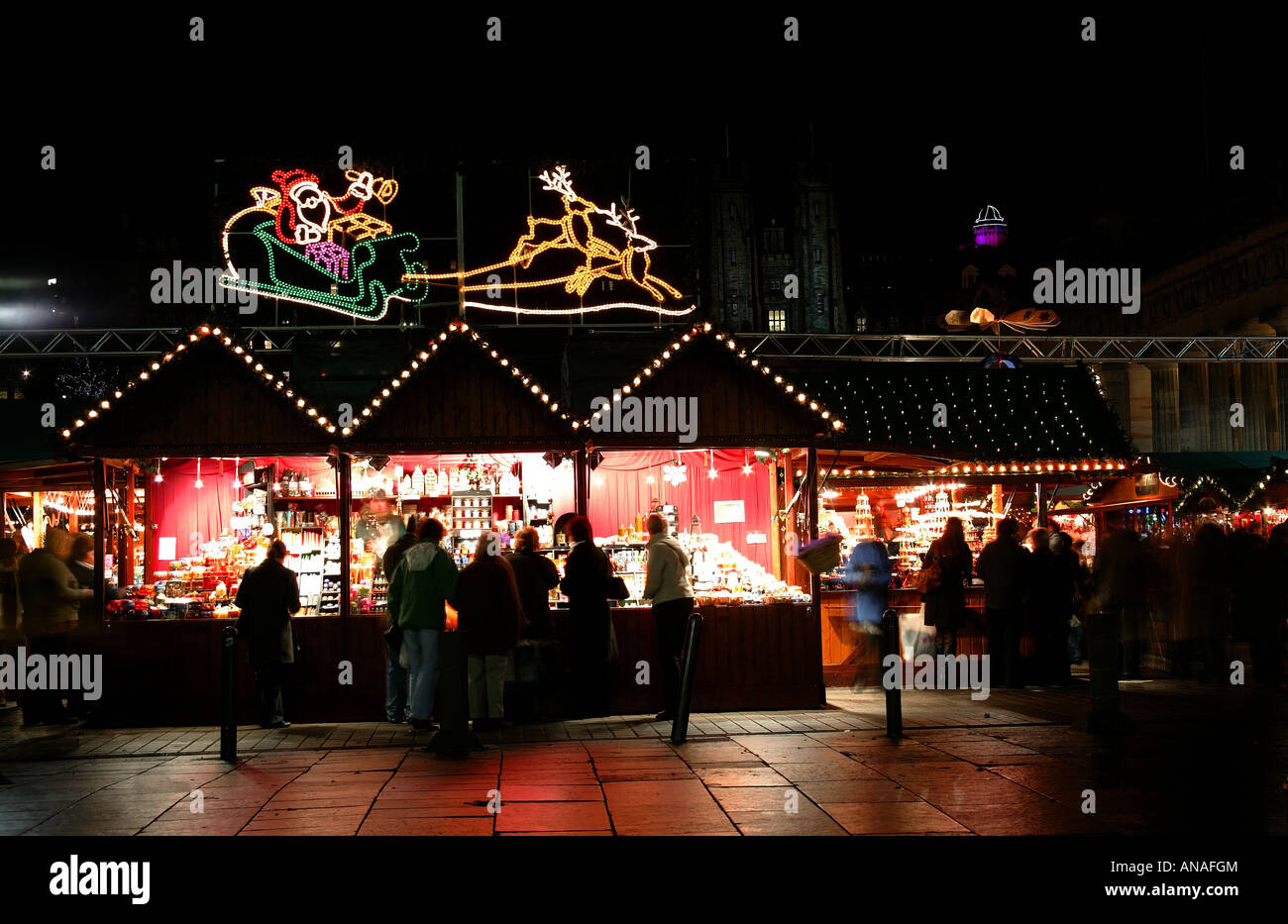 Menschen besuchen den deutschen Markt, Edinburgh, Schottland Stockfoto