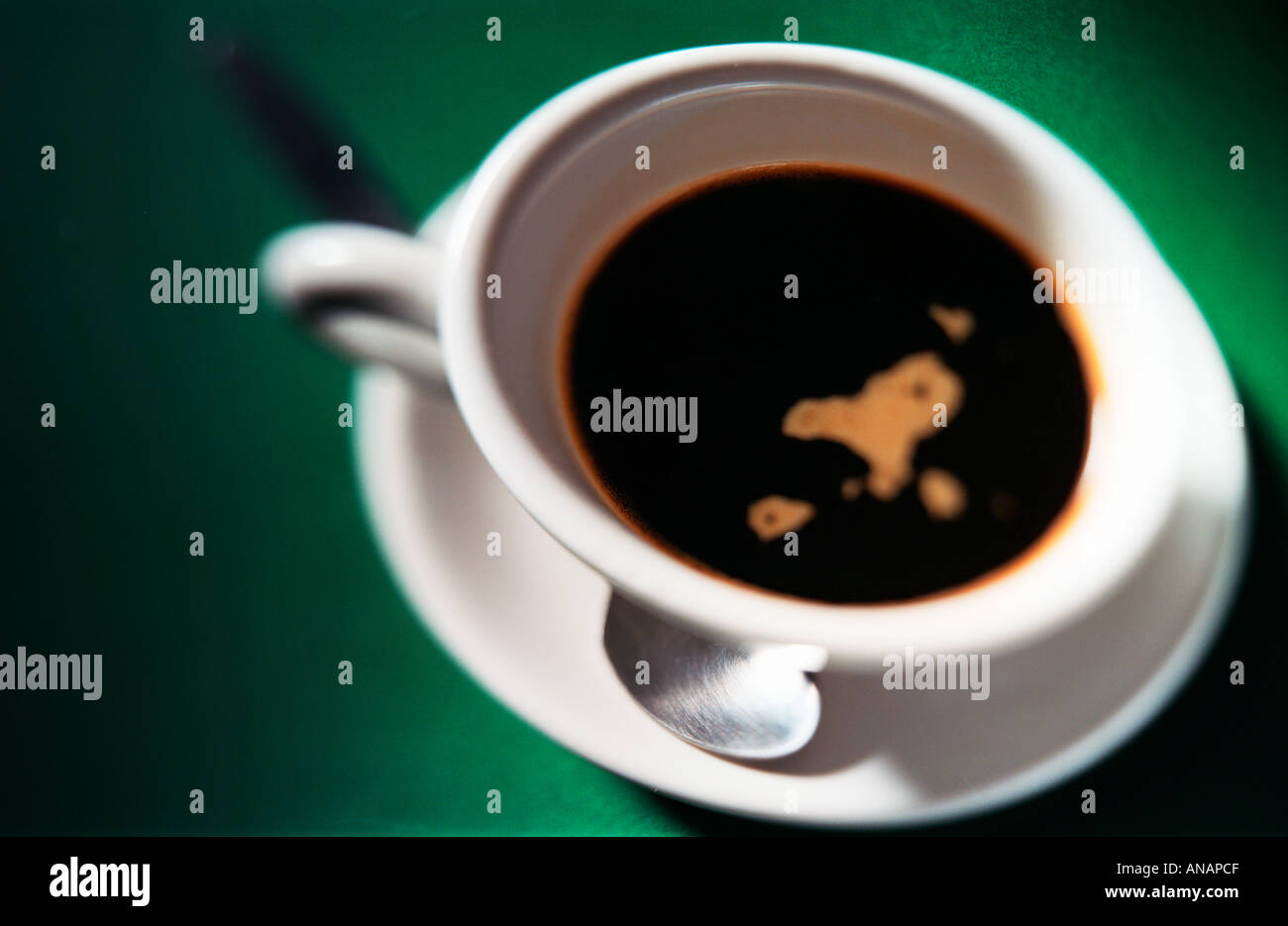 Stillleben mit schwarzen Kaffee in eine weiße Tasse Stockfoto