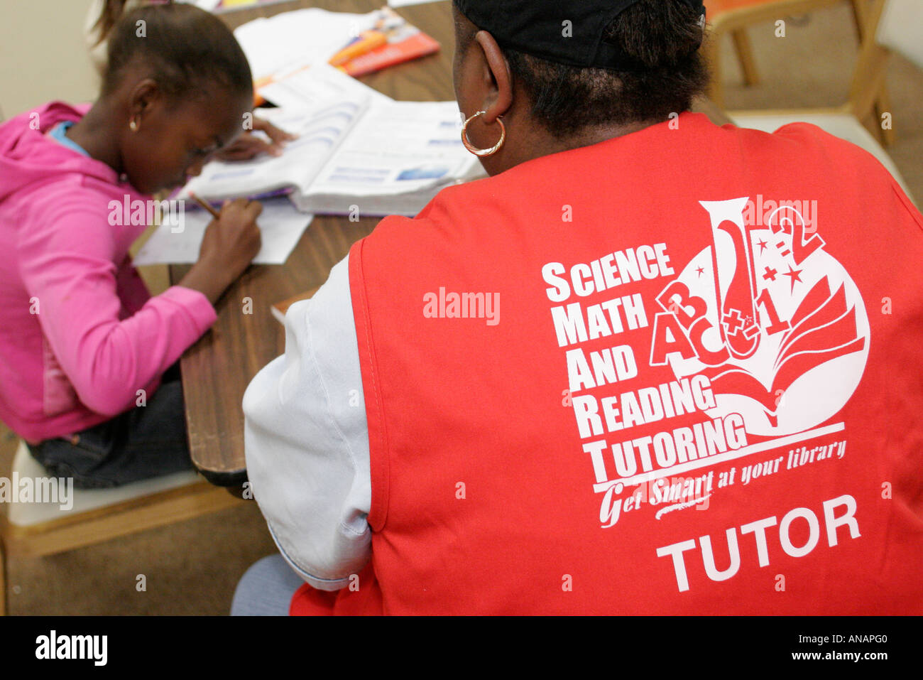 Miami Florida, North Dade Regional Library, Freiwilliger Tutor, Studenten Naturwissenschaften, Mathematik, Lesen, Schwarze Frau weibliche Frauen, FL060923043 Stockfoto