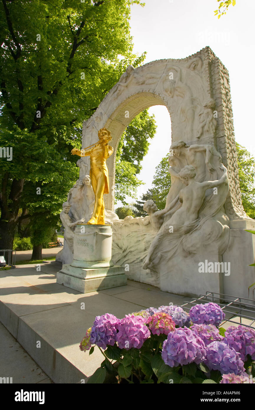Die vergoldeten Statue von Johann Strauss II in Wien Österreich Stockfoto
