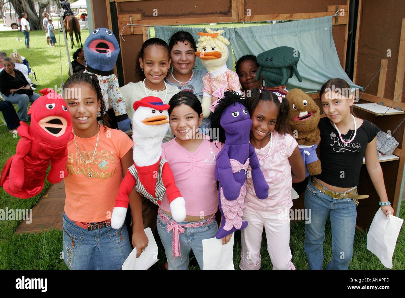 Miami Florida, Bay Waterside Marketplace, Familie Familien Eltern Eltern Kind Kinder, Tag, Mädchen, Marionetten, Hispanic Latino ethnische Immigrant Stockfoto