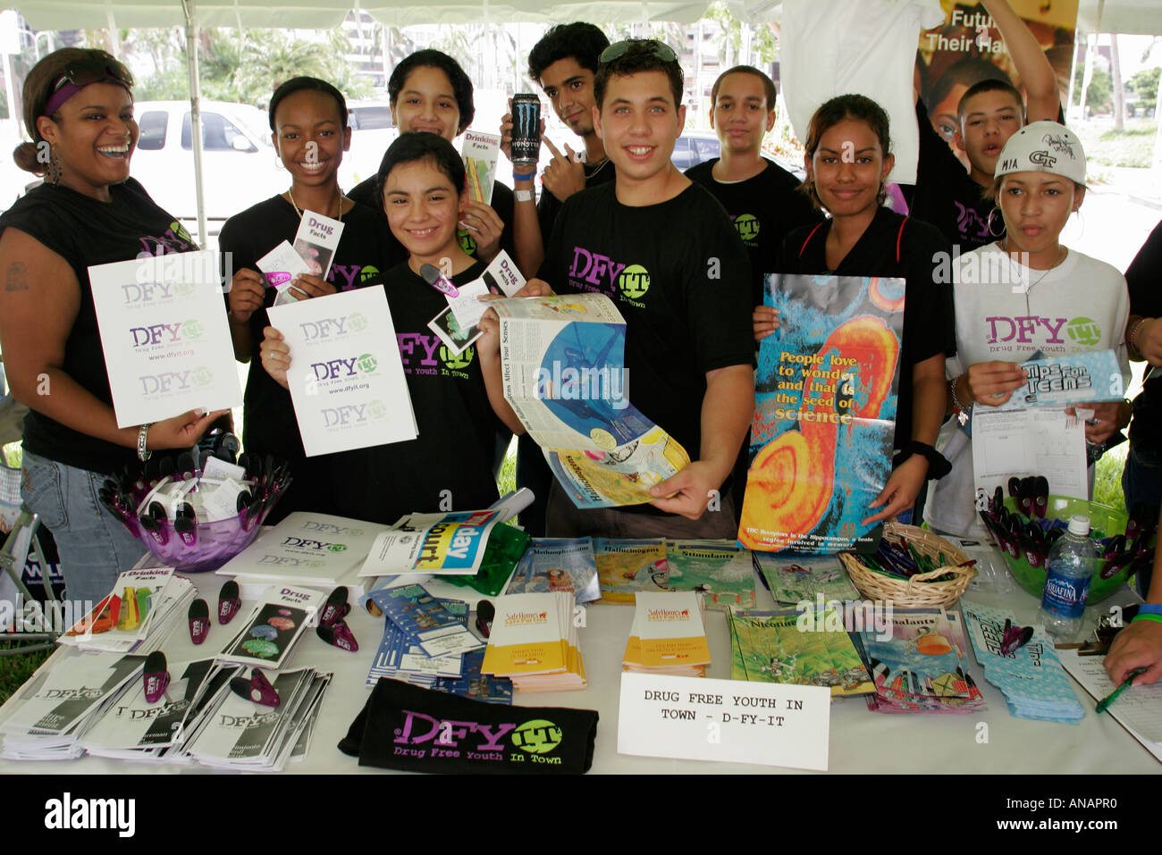 Miami Florida, Bayside Marketplace, Familie Familien Eltern Eltern Kinder, Tag, Drogenfreie Jugend in der Stadt DFYIT Club, Anti-Suchtprogramm nonprofi Stockfoto