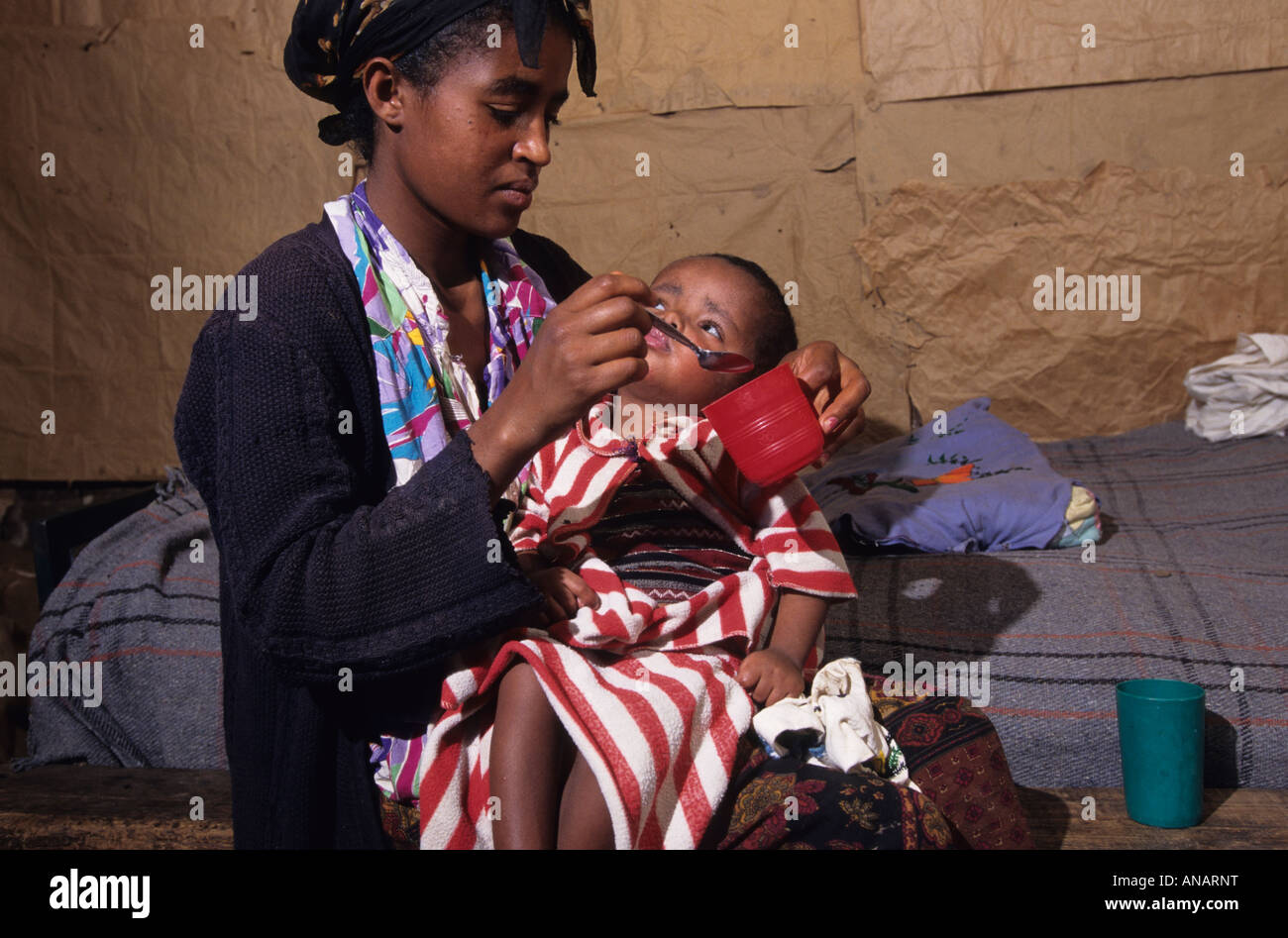 Alleinerziehende Mutter, die auf der Suche nach ihrem behinderten Kind auf keine Sozialhilfe Addis Abeba Äthiopien Stockfoto