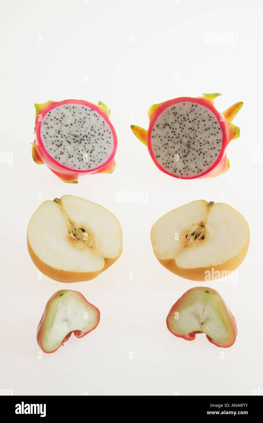Chinesische Birne Drachenfrucht und Bell Obst Wachs Apfel auf weißem Hintergrund im Studio Stockfoto