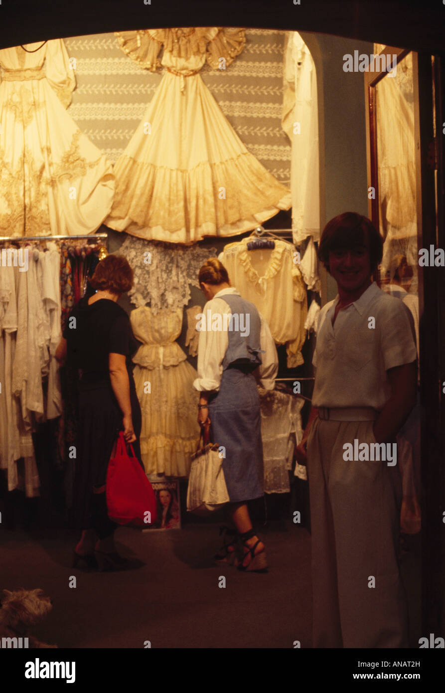 Menschen im Vintage-Kleidung shop Stockfoto