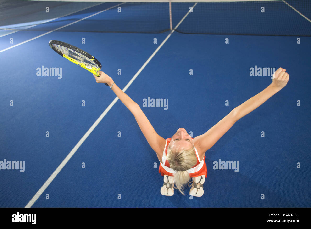 Frau in rot Sportbekleidung indoor Tennis spielen Stockfoto