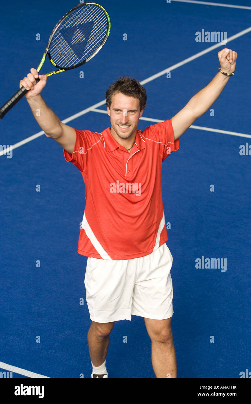 Mann in rote Sportbekleidung indoor Tennis spielen Stockfoto