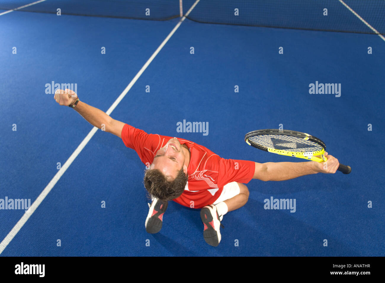 Mann in rote Sportbekleidung indoor Tennis spielen Stockfoto