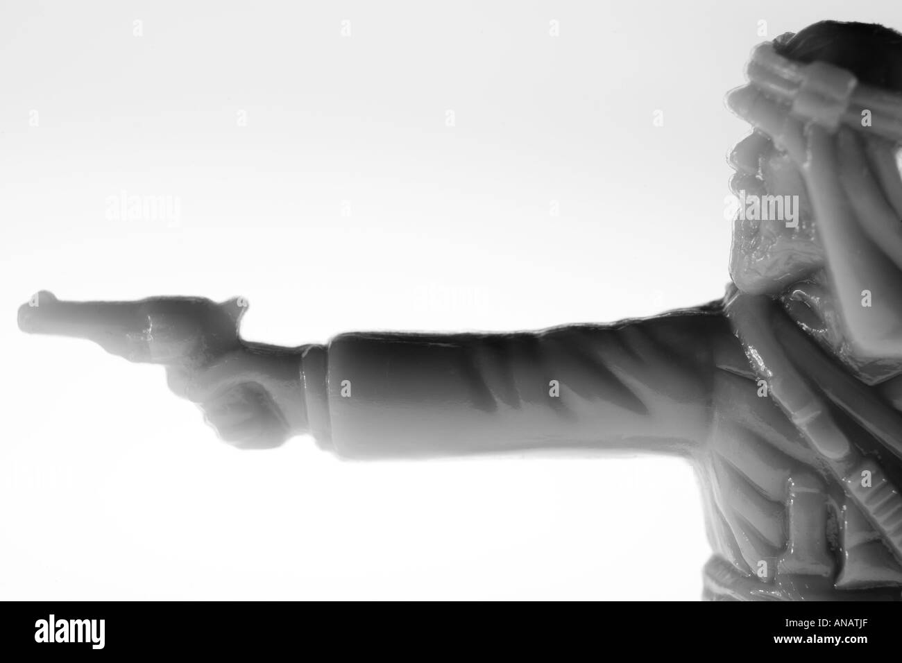 Schwarz-weiß-Foto von arabischen Spielzeugsoldaten, die Taliban- oder Al-Qaida-Kämpfer im Nahen Osten symbolisieren und Krieg, Konflikt und Gewalt darstellen. Stockfoto