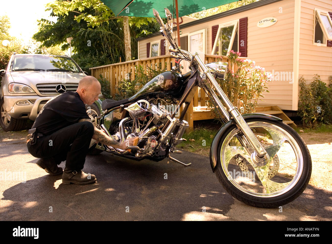 Custom Motorrad Besitzer Chrom Polieren Stockfoto