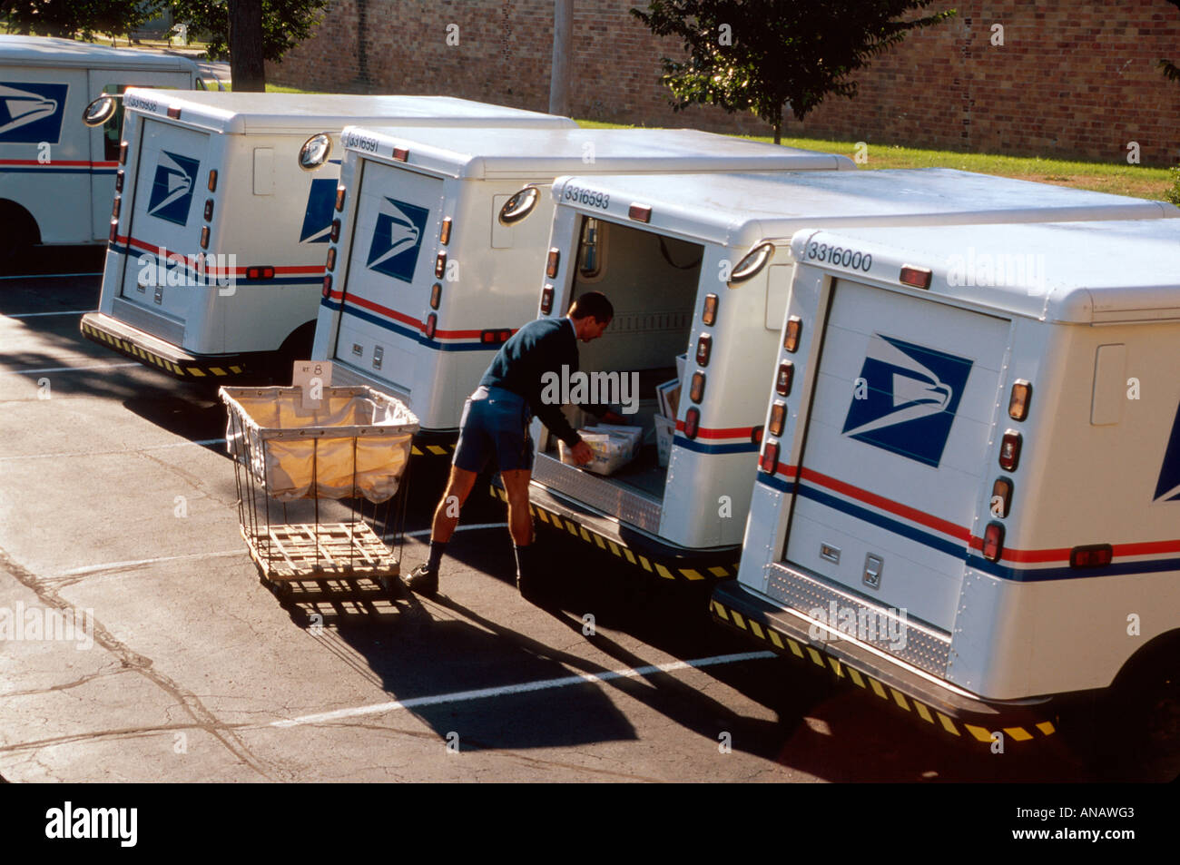 Ohio Oberlin, US-Postamt, Postträger, Lieferung, Lieferwagen, Briefträger, LKW, Lastwagen, Briefe, Pakete, arbeiten, arbeiten, arbeiten, Mitarbeiter Mitarbeiter Arbeitnehmer Mitarbeiter, Parkin Stockfoto