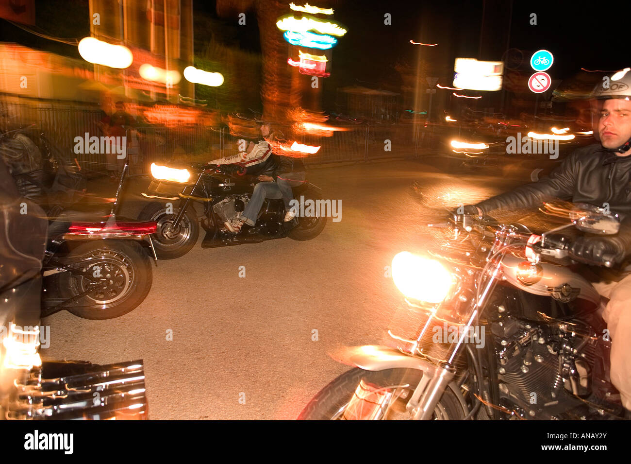 Gruppe von Bikern in der Nacht in der Stadt Stockfoto