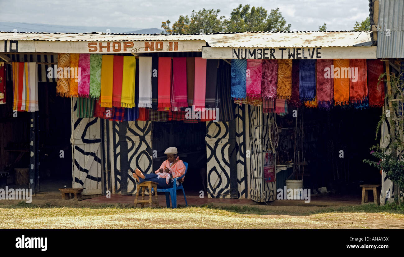 Geschäfte und entspannte einheimische bei Nanyuki am Äquator, Kenia Stockfoto