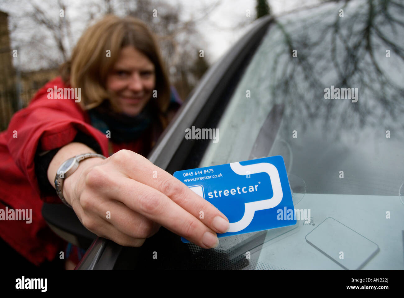 Frau mit Smartcard anmelden StreetCar Mietwagen Stockfoto