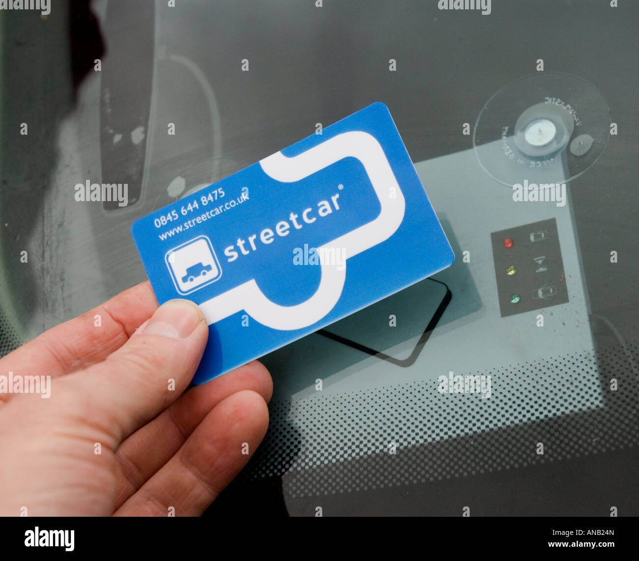 Smartcard gegen Kartenleser innen Windschutzscheibe Streetcar CarSharing-Unternehmen Stockfoto