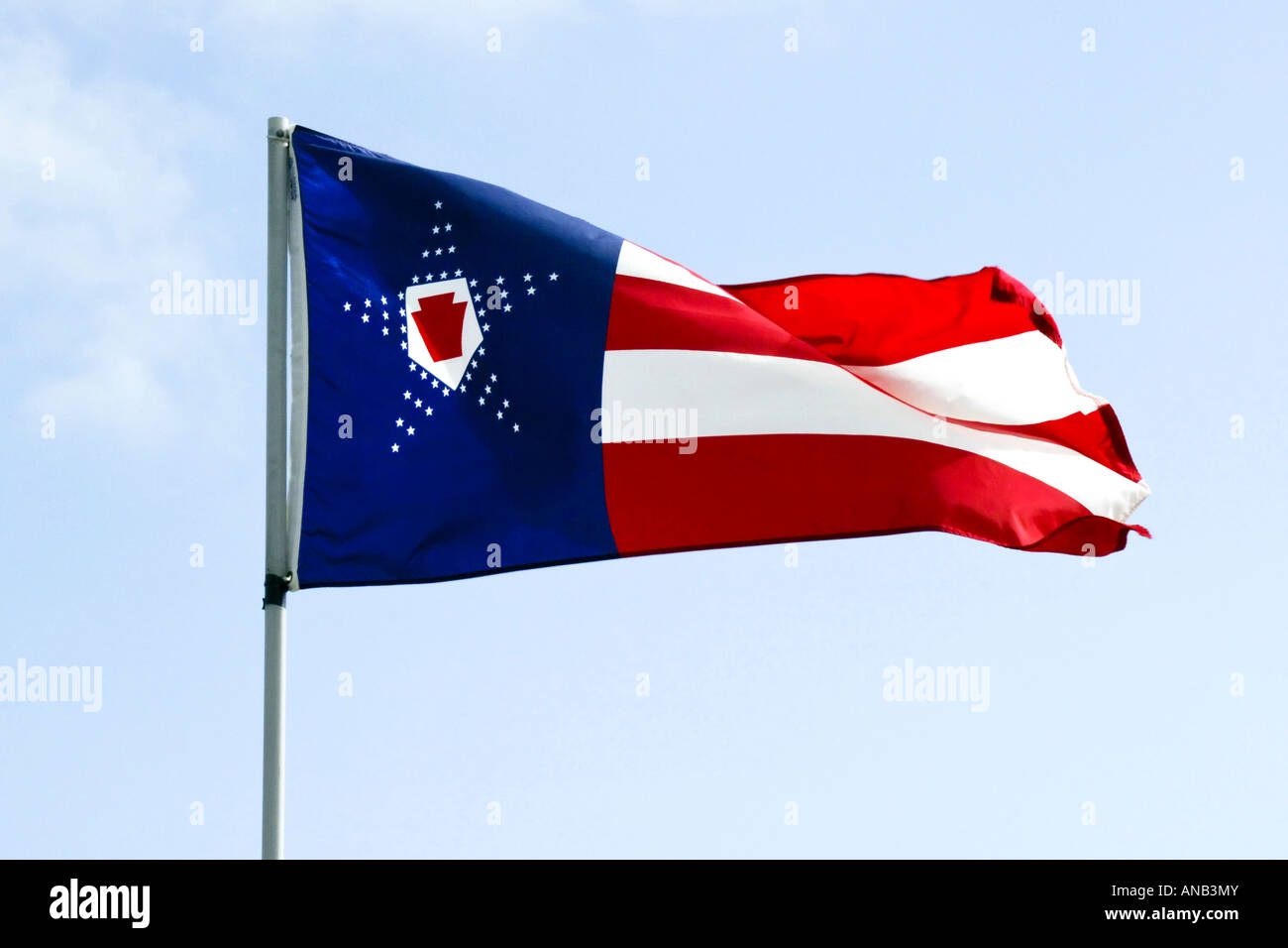 US-Flagge über dem Bereich, wo Flug 93 am 11. September 2001 bei Shanksville PA stürzte Stockfoto