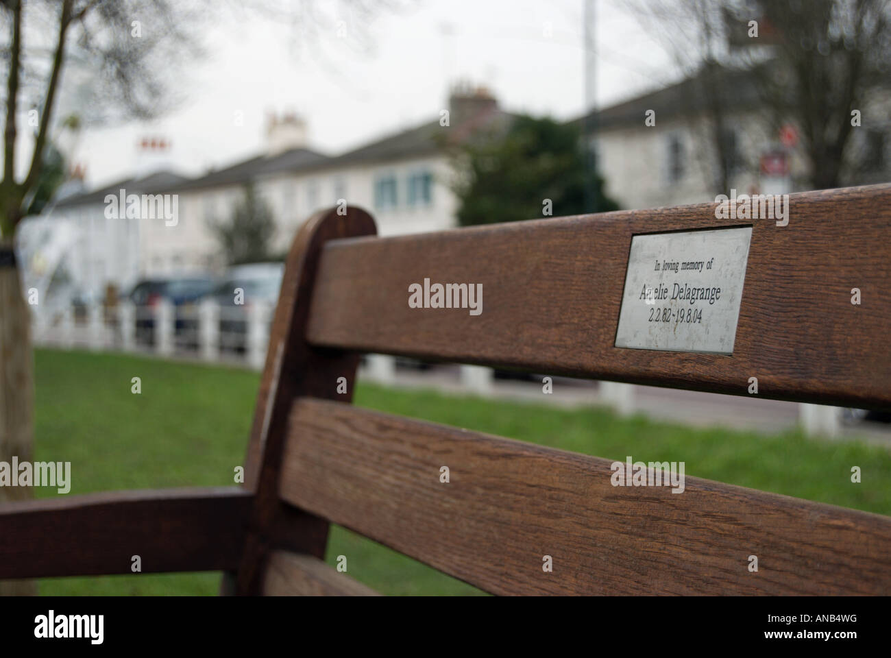 Gedenktafel für Amelie Delagrange, auf einer Bank mit Blick auf grüne Twickenham wo die französische Studenten ermordet wurde, im august 2004 Stockfoto