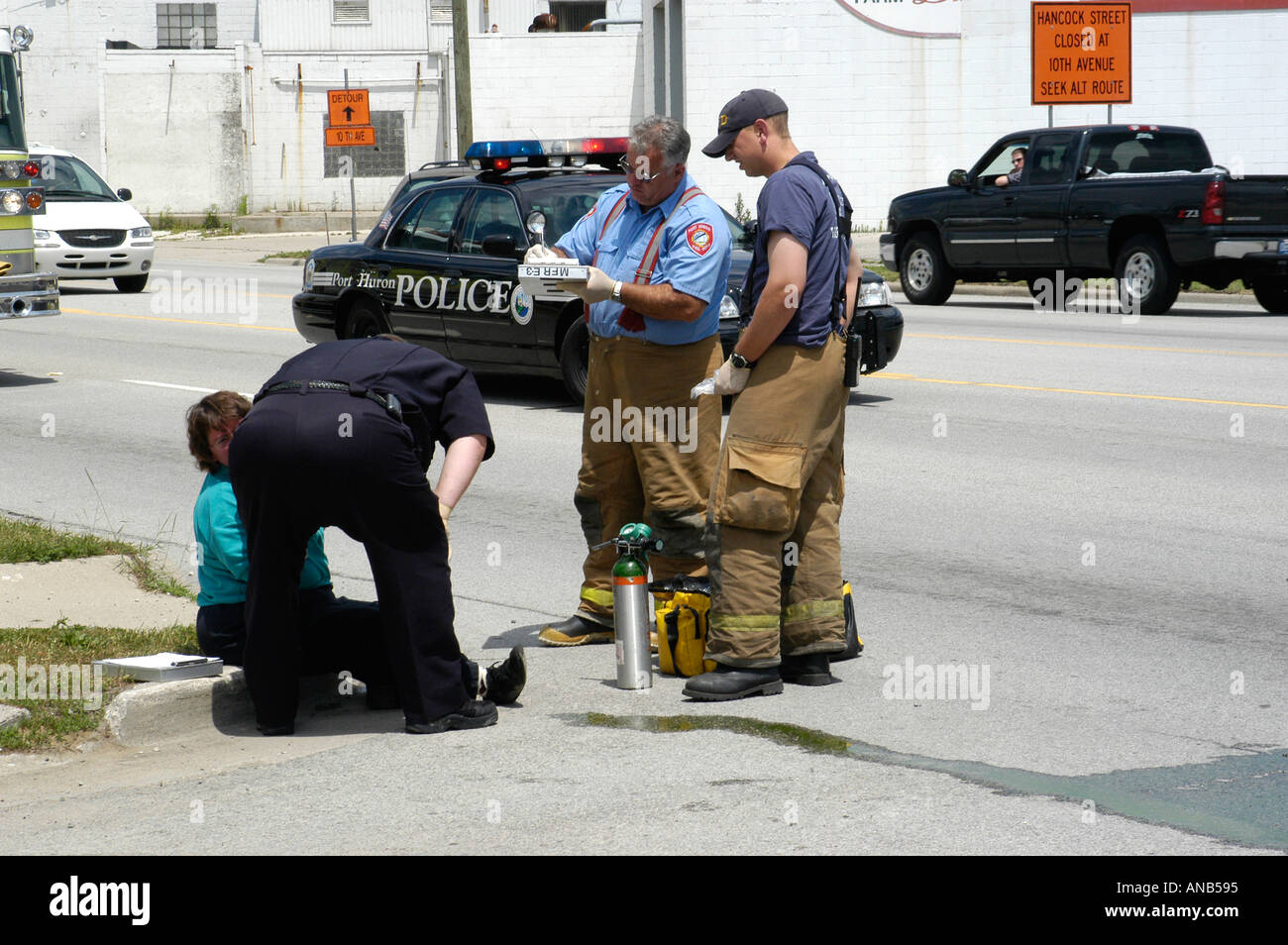 Notfall Arbeiter helfen weibliche Opfer im Auto Unfall Auto Auto Stockfoto