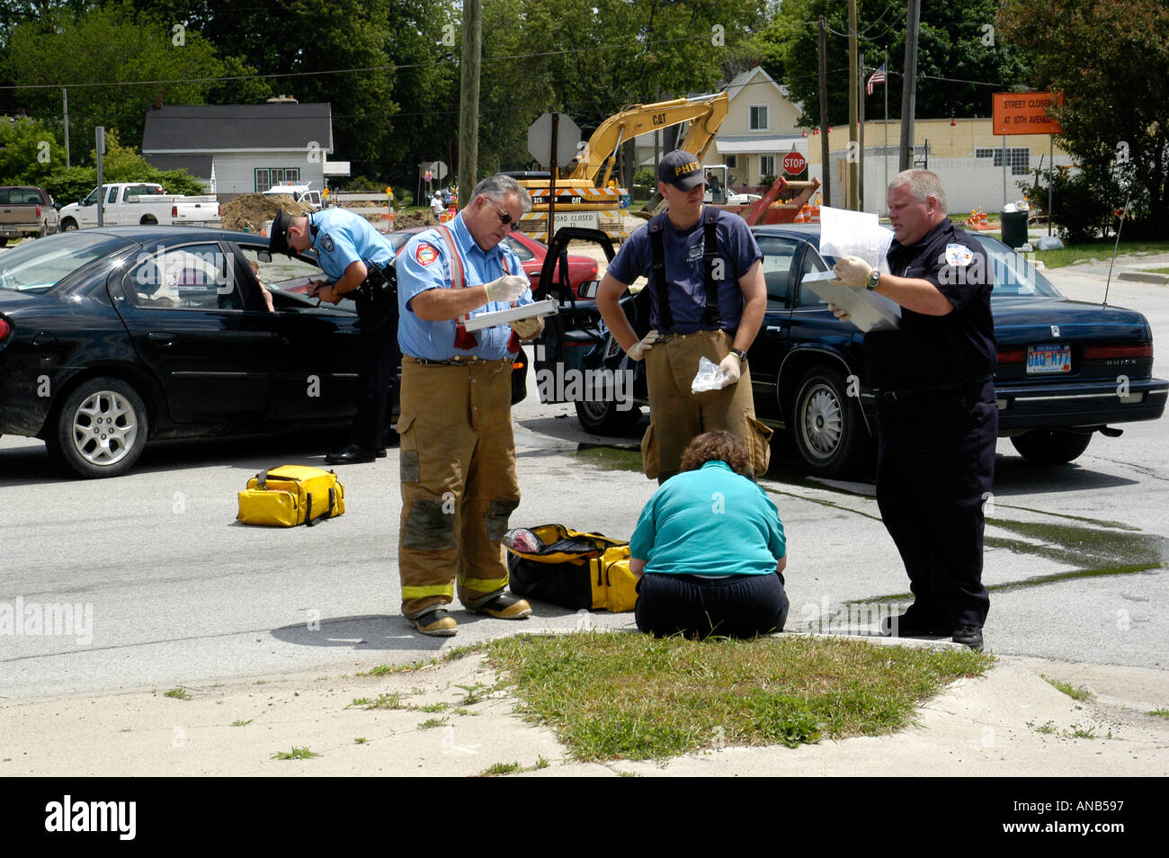 Notfall Arbeiter helfen weibliche Opfer bei Autounfall Auto Unfall auto Stockfoto