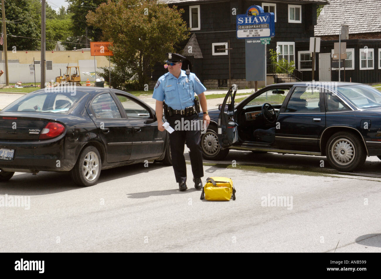 Notfall Arbeiter helfen weibliche Opfer im Auto Auto Auto Unfall Stockfoto