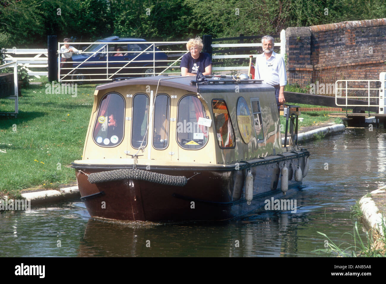 Ein paar in einer kleinen Narrowboat auf der Bridgwater und Taunton Kanal bei Maunsel Lock North Newton in Somerset England UK Stockfoto