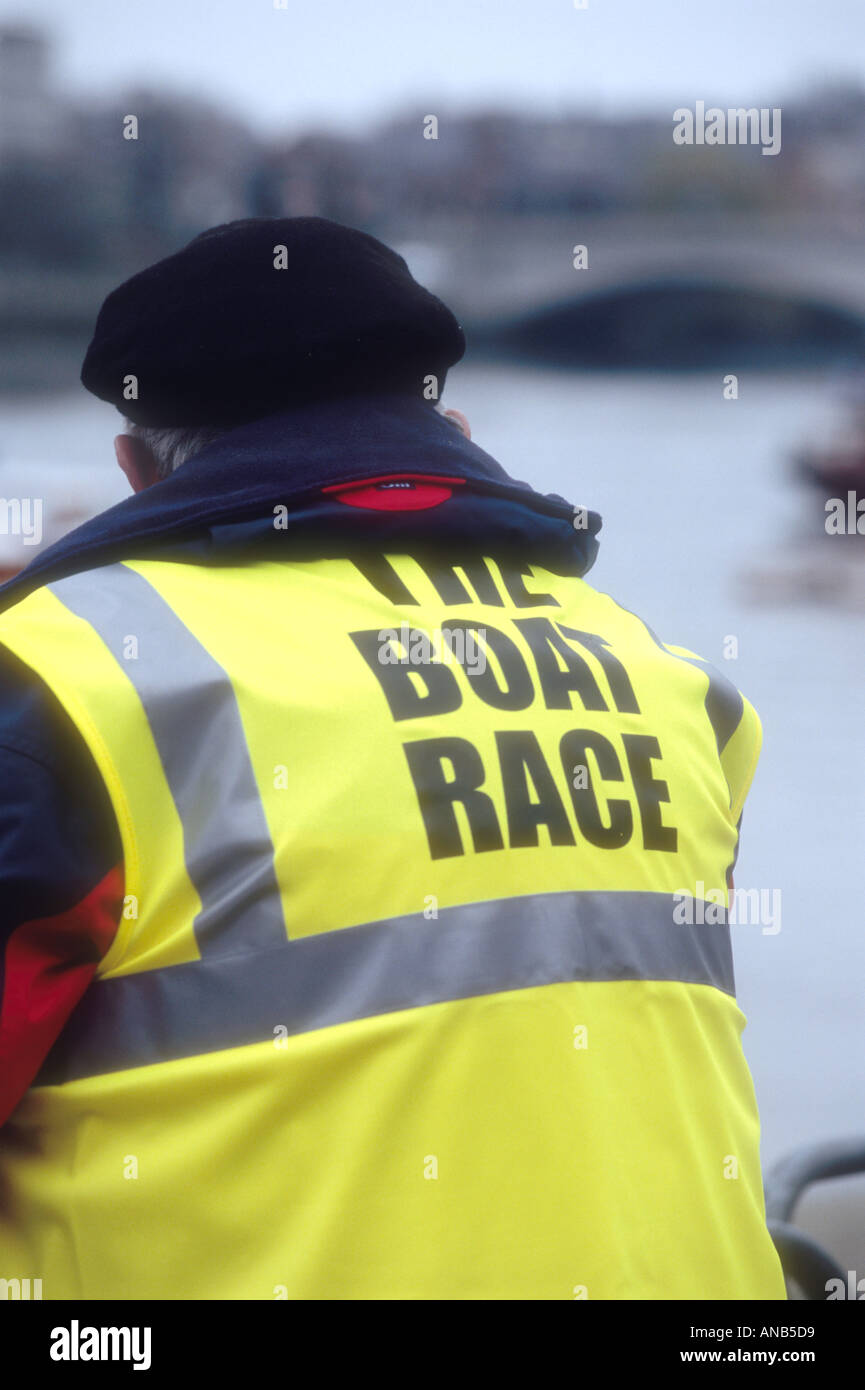 Ein Verwalter erwartet den Start von Oxford und Cambridge Boat Race auf der Themse in Putney bei London England UK Stockfoto