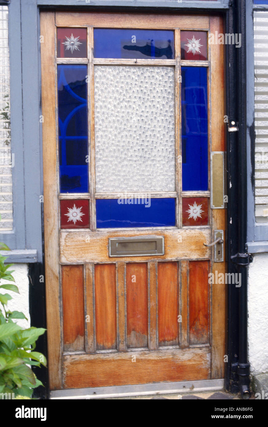 Nahaufnahme von Haustür mit blauen und roten viktorianischen Glasmalerei Stockfoto