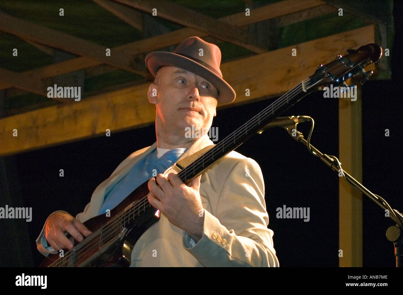 Jah Wobble Auftritt beim Festival 2006 Rhythmus in der Nähe von Bedford England Stockfoto