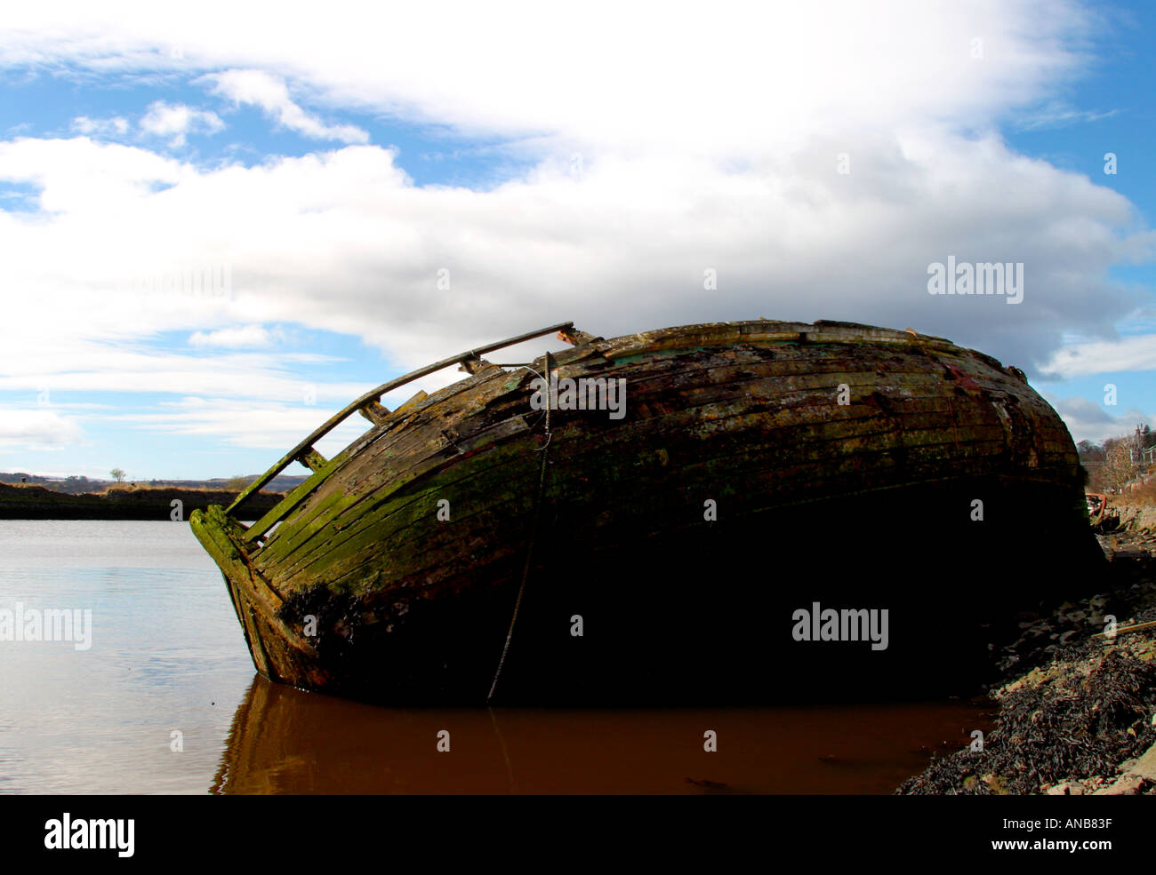 Zerstörten Boot in verlassenen Hafen auflisten Stockfoto