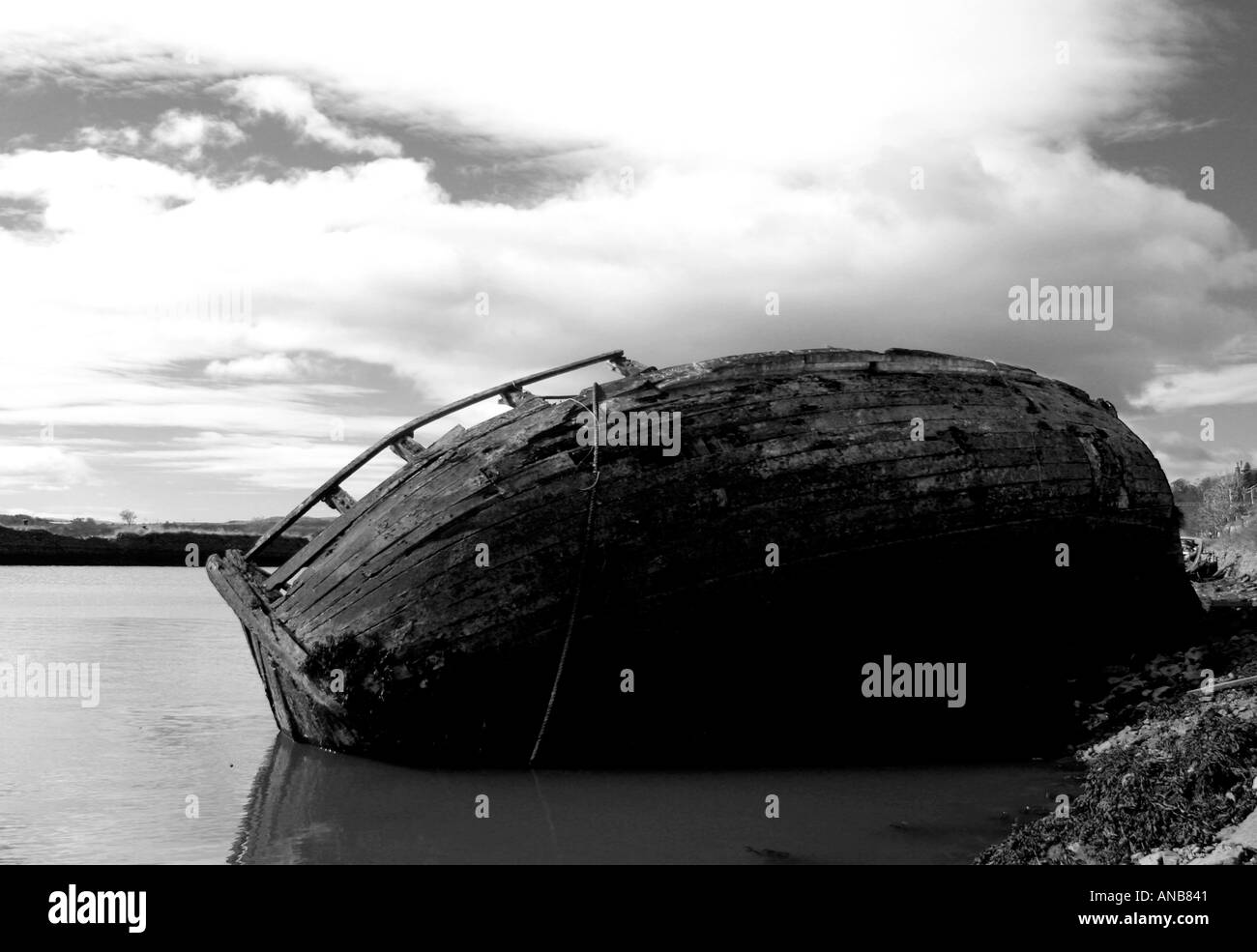Schwarz / weiß Silhouette des zerstörten Boot in verlassenen Hafen auflisten Stockfoto