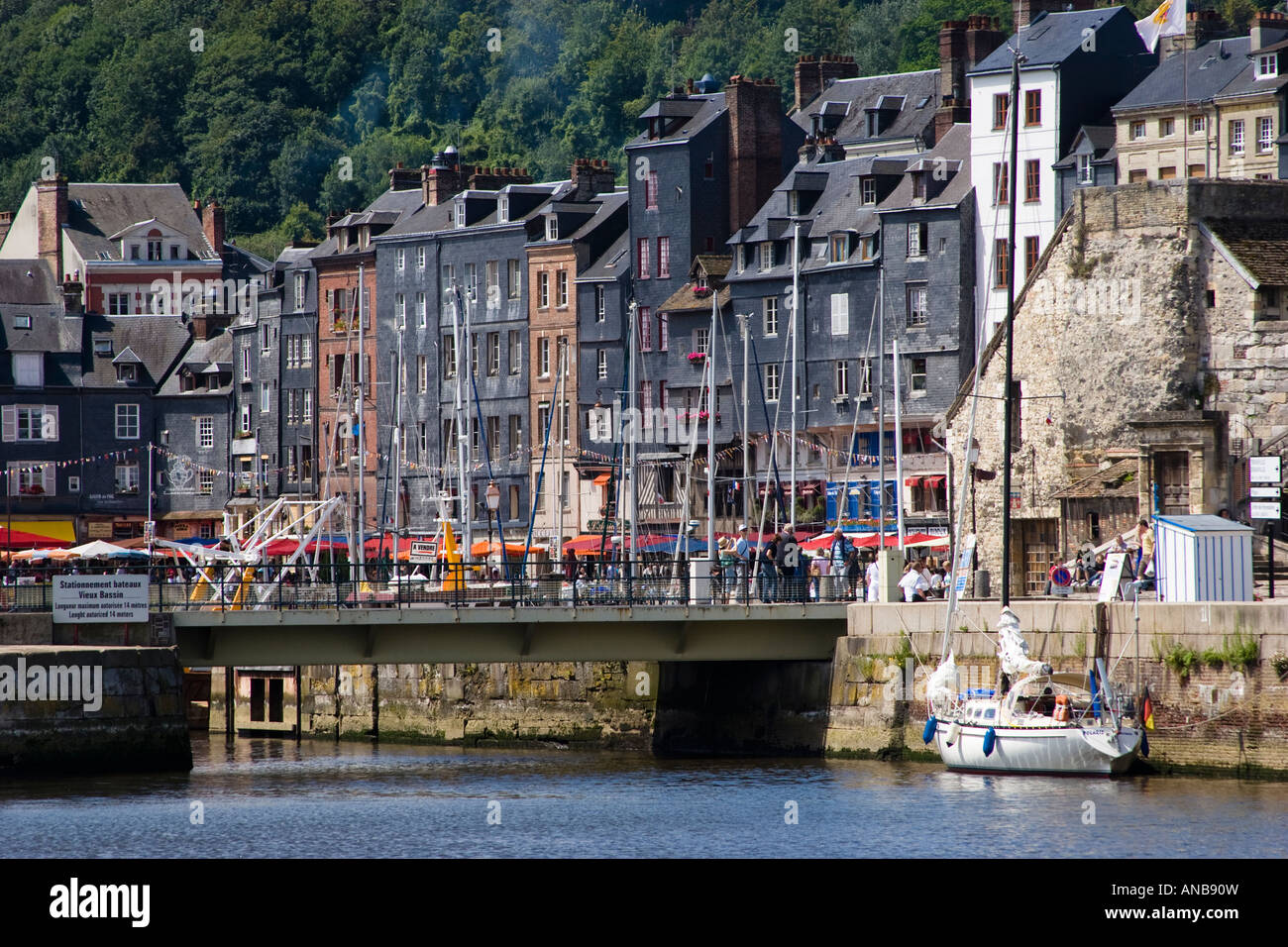 Yacht auf Ponton warten auf heben Brücke Honfleur Vieux Bassin Stockfoto